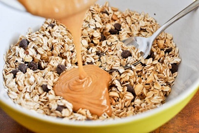 Post image for Quick and Easy Peanut Butter Granola Bars via How Sweet It Is